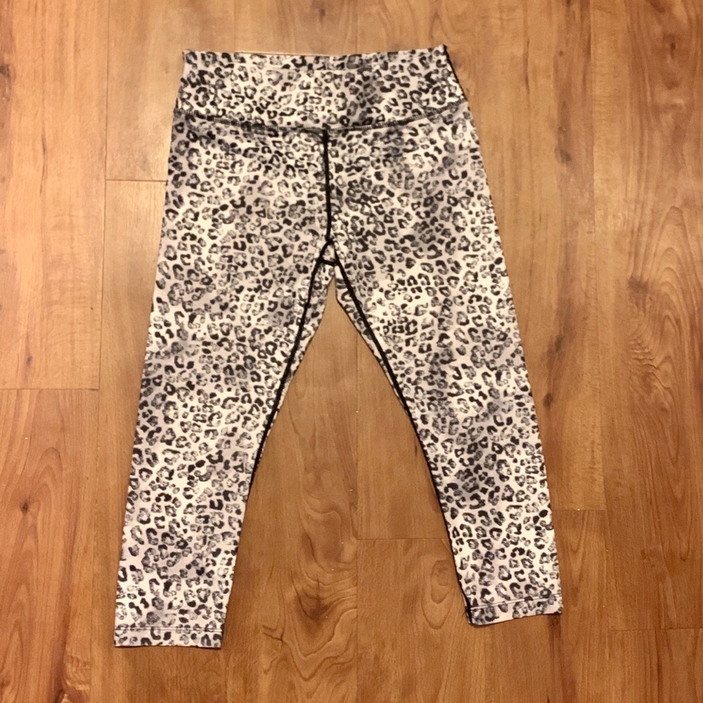 VIE Active Rockell B/W Leopard Leggings Small